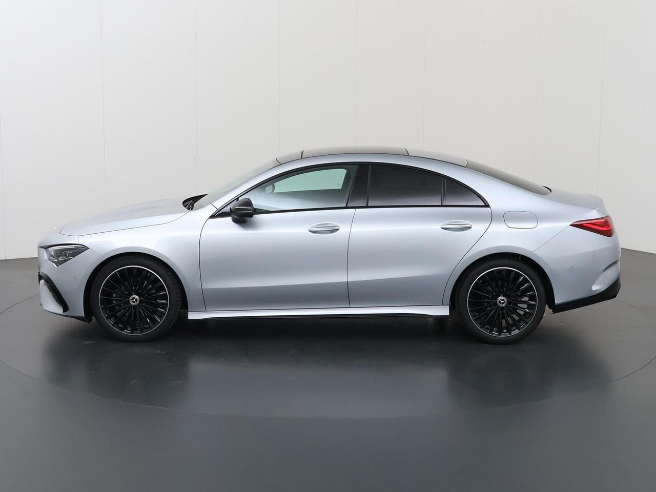 Mercedes-Benz CLA-KLASSE 180 Business Solution AMG | Panoramaschuifdak | AMG-line plus | Head-Up | Dodehoekassistent | Nightpakket |