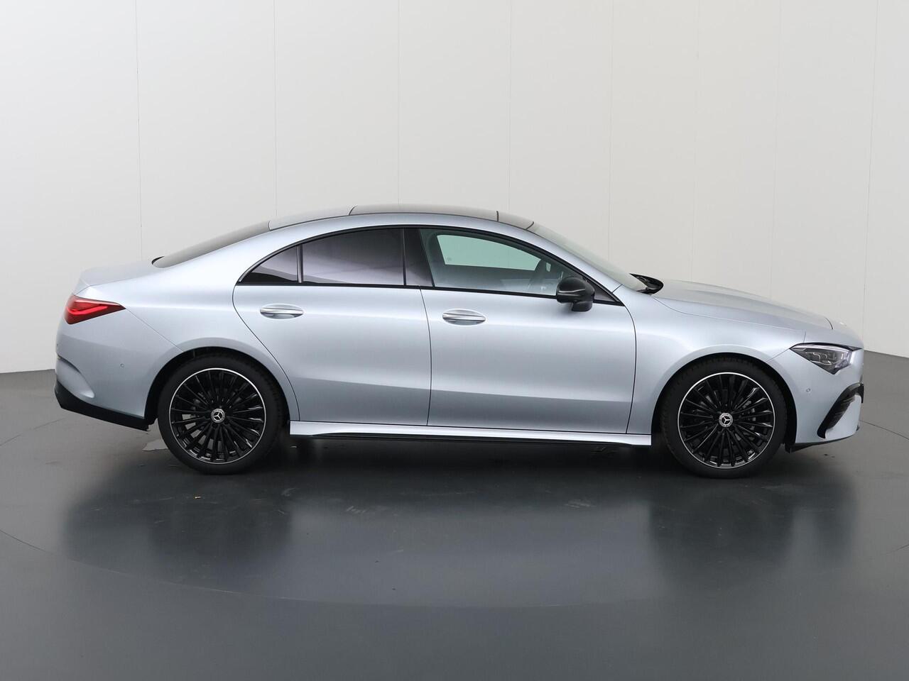 Mercedes-Benz CLA-KLASSE 180 Business Solution AMG | Panoramaschuifdak | AMG-line plus | Head-Up | Dodehoekassistent | Nightpakket |