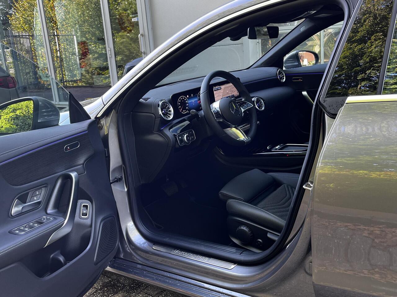 Mercedes-Benz CLA-KLASSE 180 Star Edition Luxury | Panoramadak | Apple CarPlay | Android Auto | Sierdelen Lindehout Zwart | Sfeerverlichting | Stoelverwarming | Achteruitrijcamera | Parkeersensoren | Elektrisch Inklapbare Buitenspiegels