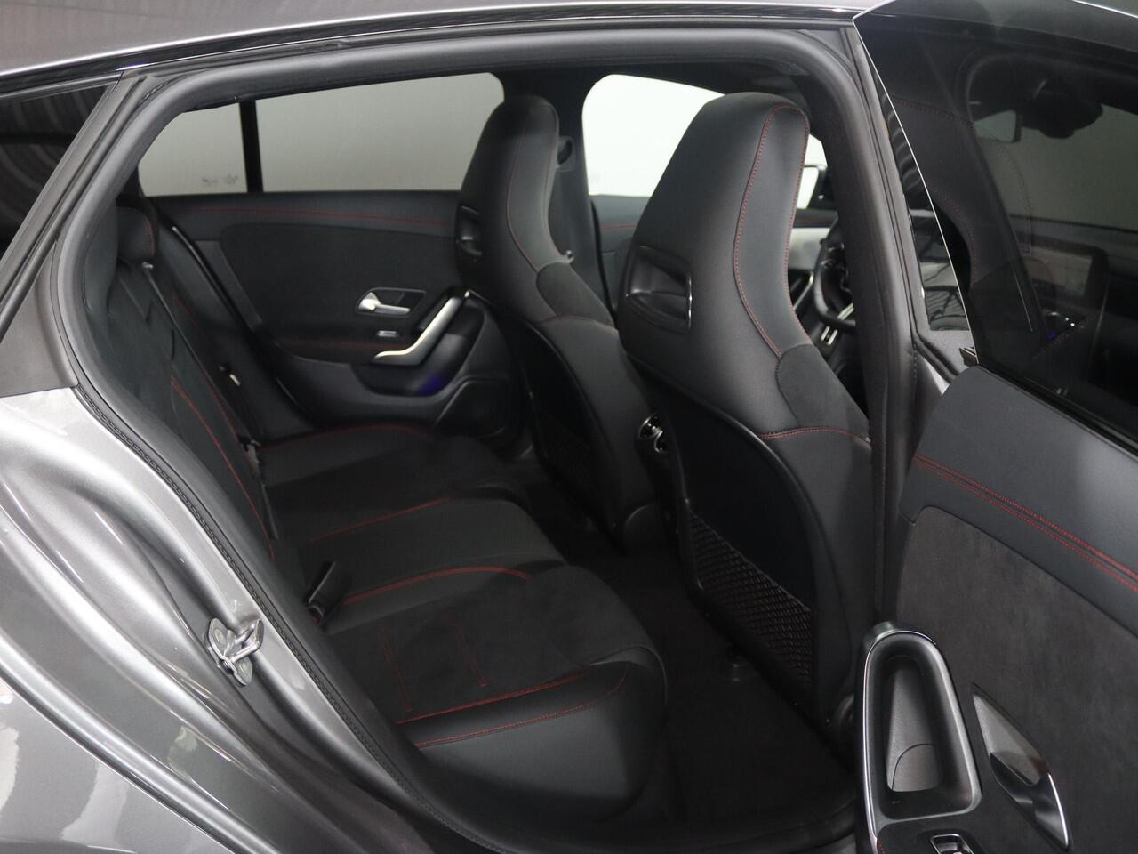 Mercedes-Benz CLA-KLASSE Shooting Brake 180 Business Solution AMG | Panoramaschuifdak | Premium plus | Night pakket | Multispaaks velgen | Head-up display | Dodehoekassistent | 360° camera | Stoelverwarming |