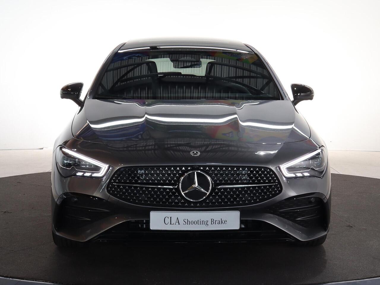 Mercedes-Benz CLA-KLASSE Shooting Brake 180 Business Solution AMG | Panoramaschuifdak | Premium plus | Night pakket | Multispaaks velgen | Head-up display | Dodehoekassistent | 360° camera | Stoelverwarming |
