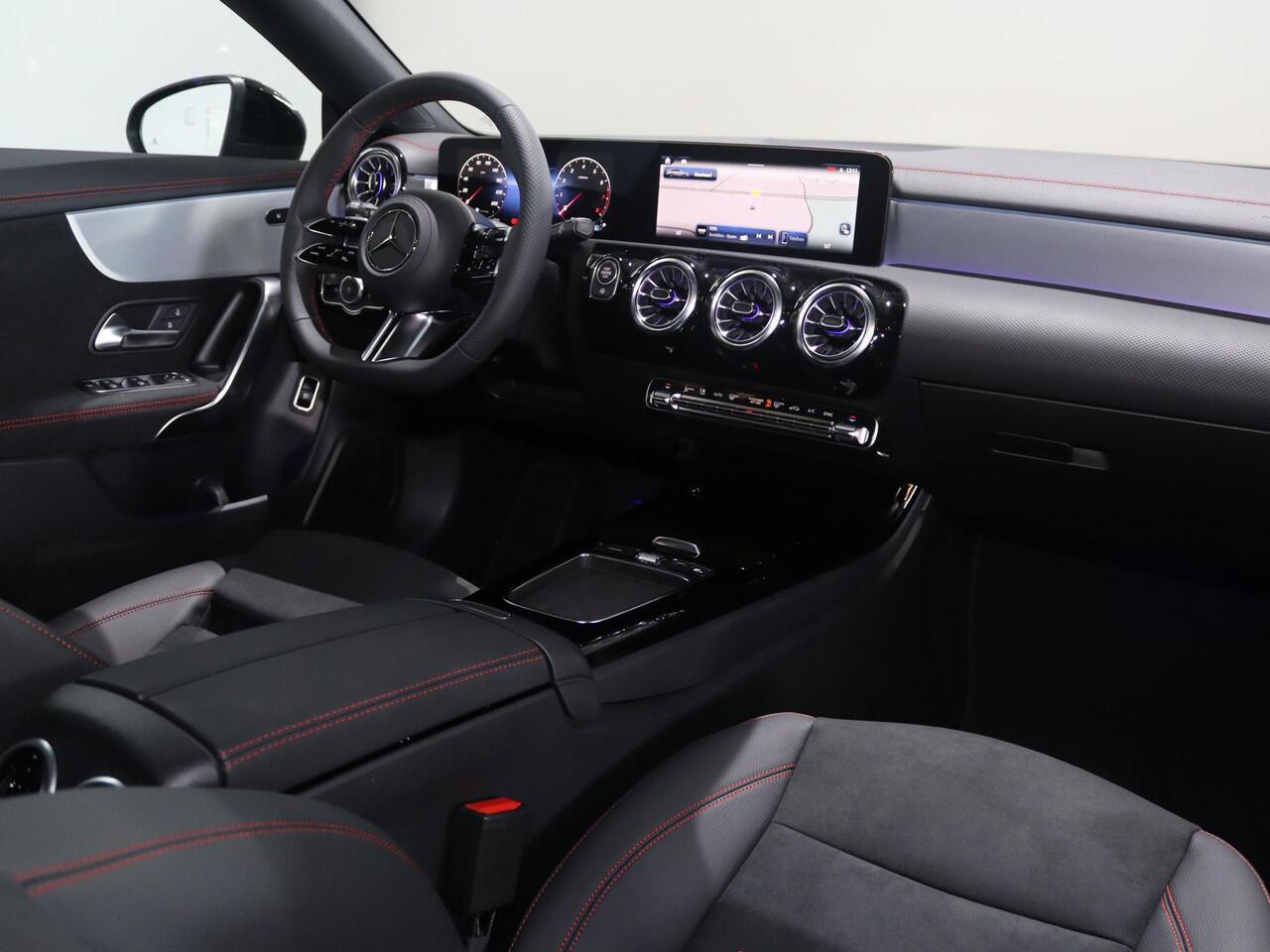 Mercedes-Benz CLA-KLASSE Shooting Brake 180 Business Solution AMG | Panoramaschuifdak | Premium plus | Night pakket | Multispaaks velgen | Head-up display | Dodehoekassistent | 360° camera | Stoelverwarming |