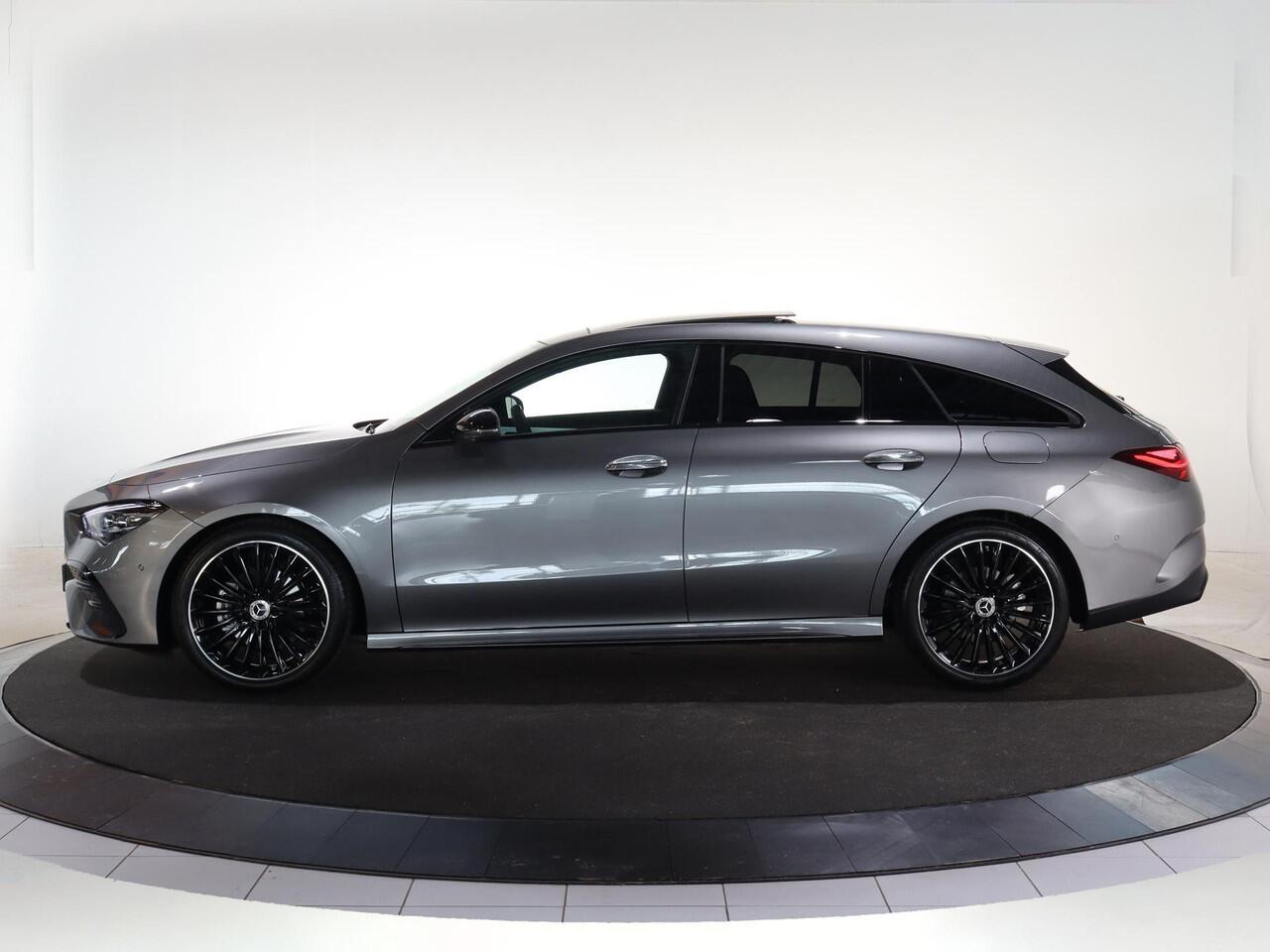 Mercedes-Benz CLA-KLASSE Shooting Brake 180 Business Solution AMG | Panoramaschuifdak | Premium plus | Night pakket | Multispaaks velgen | Head-up display | Dodehoekassistent | 360° camera | Stoelverwarming |