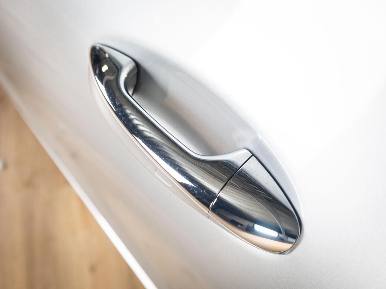 Mercedes-Benz CLA-KLASSE Limousine 180 Star Edition AMG Line Panorama dak