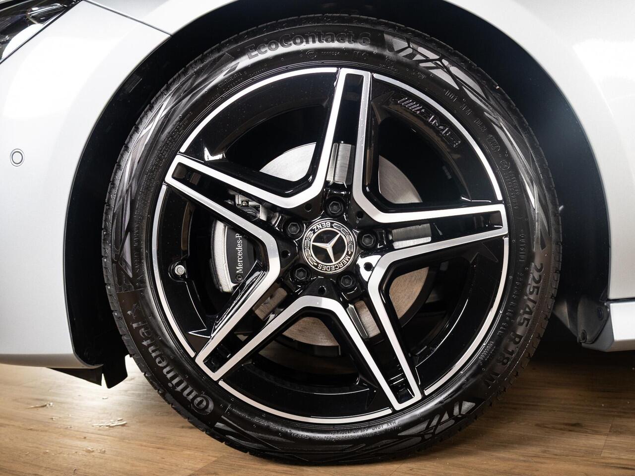 Mercedes-Benz CLA-KLASSE Limousine 180 Star Edition AMG Line Panorama dak