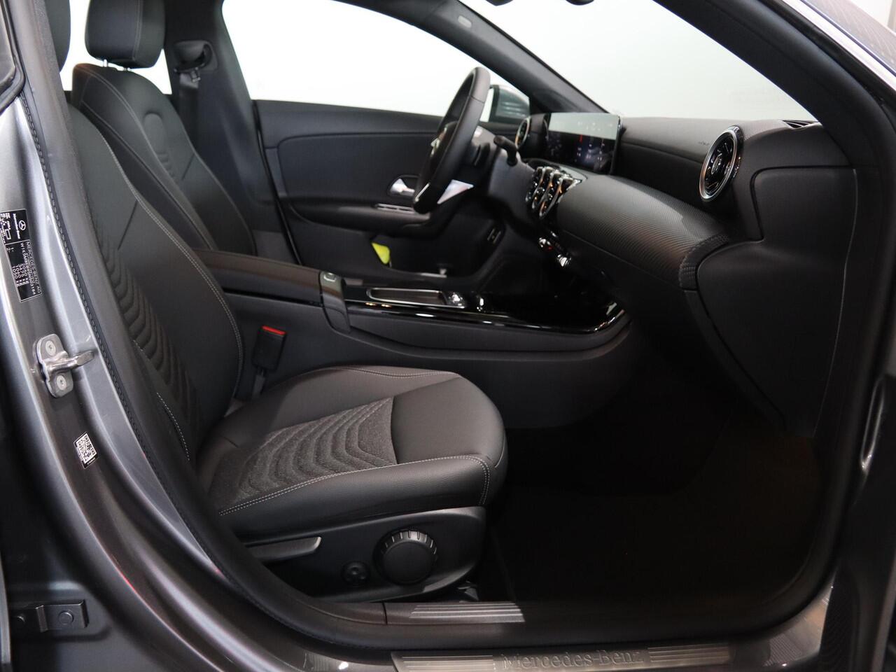 Mercedes-Benz CLA-KLASSE 180 Star Edition LIMITED | Stoelverwarming voor | Achteruitrijcamera | Led-koplampen