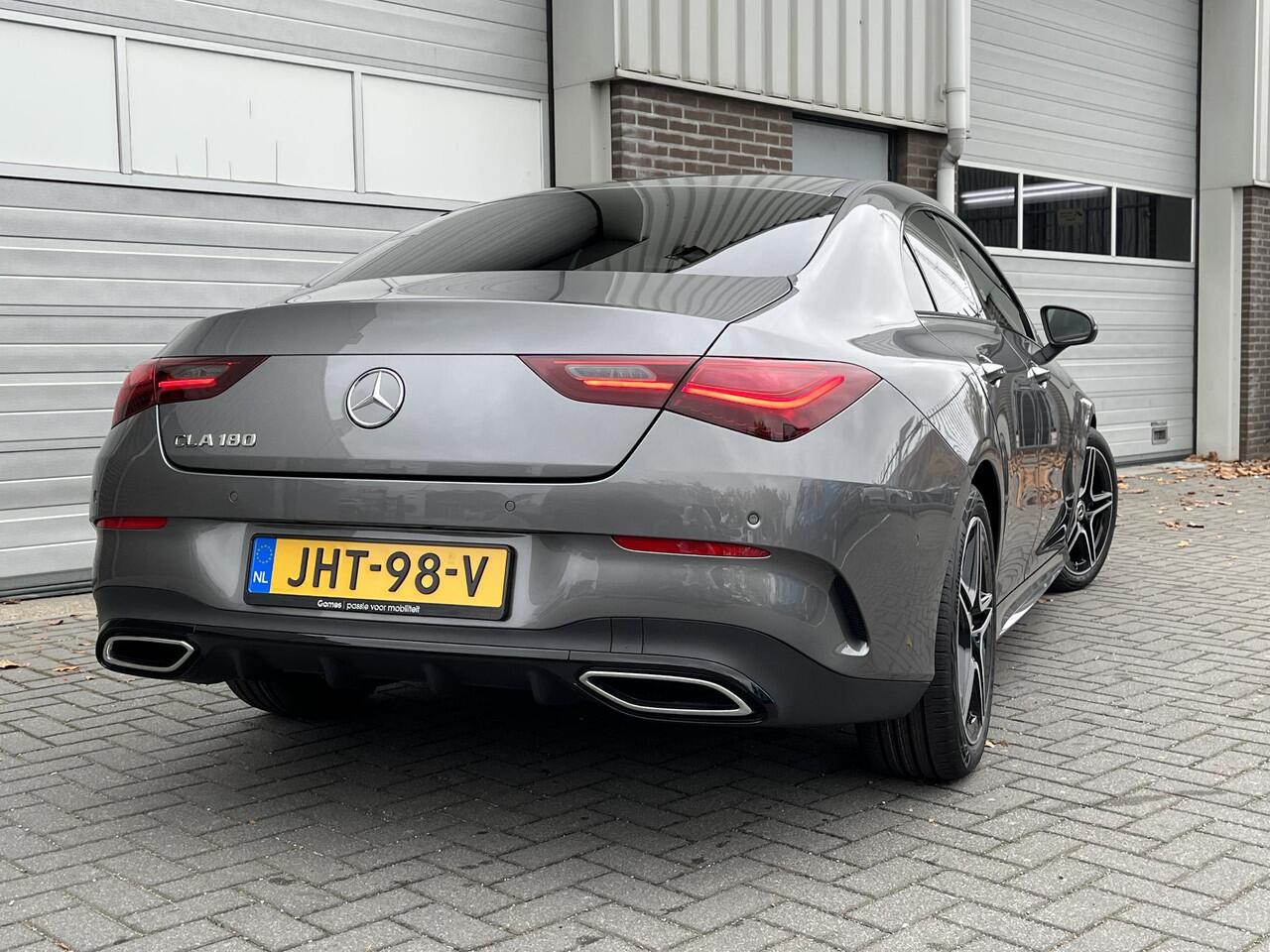 Mercedes-Benz CLA-KLASSE 180 Star Edition AMG | Night Pakket | Panoramadak | DISTRONIC Afstandsassistent | Dodehoekassistent | MULTIBEAM LED Koplampen | Sfeerverlichting | Stoelverwarming | Apple CarPlay | Android Auto | Sierdelen Aluminium | Elektrisch Inklapbare Buitenspiegels 