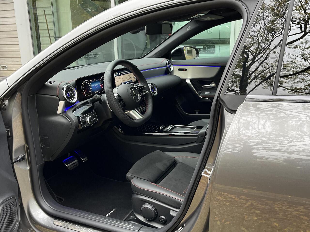 Mercedes-Benz CLA-KLASSE 180 Star Edition AMG | Night Pakket | Panoramadak | DISTRONIC Afstandsassistent | Dodehoekassistent | MULTIBEAM LED Koplampen | Sfeerverlichting | Stoelverwarming | Apple CarPlay | Android Auto | Sierdelen Aluminium | Elektrisch Inklapbare Buitenspiegels 