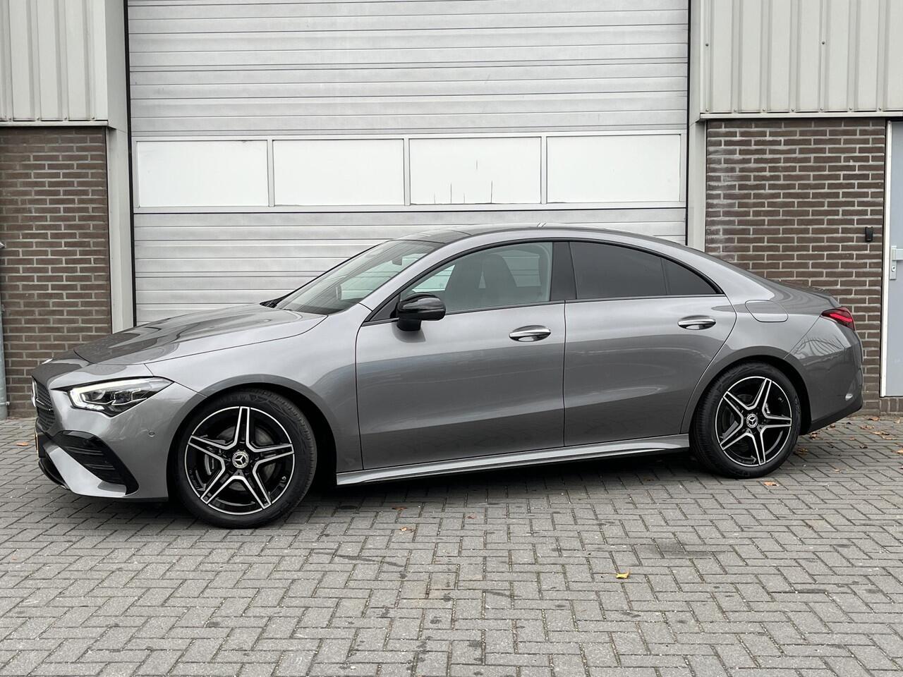 Mercedes-Benz CLA-KLASSE 180 Star Edition AMG | Night Pakket | Panoramadak | DISTRONIC Afstandsassistent | Dodehoekassistent | MULTIBEAM LED Koplampen | Sfeerverlichting | Stoelverwarming | Apple CarPlay | Android Auto | Sierdelen Aluminium | Elektrisch Inklapbare Buitenspiegels 