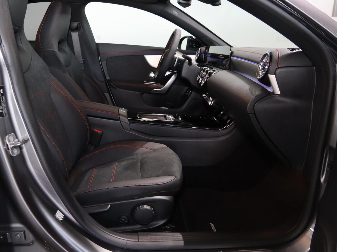 Mercedes-Benz CLA-KLASSE 180 Star Edition AMG Line | Panoramaschuifdak | DISTRONIC | Nightpakket | Achteruitrijcamera |