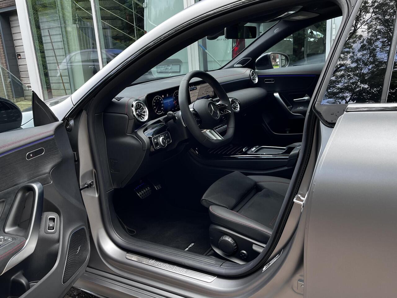 Mercedes-Benz CLA-KLASSE 180 AMG Line| Matgrijs | Panoramadak | BURMESTER | | Night Pakket | Burmester | Dodehoekassistent | Apple CarPlay |