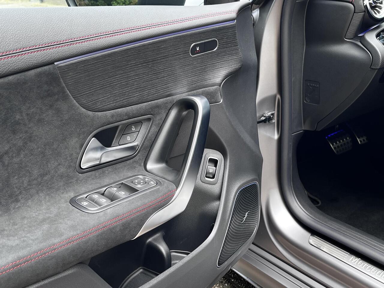 Mercedes-Benz CLA-KLASSE 180 AMG Line| Matgrijs | Panoramadak | BURMESTER | | Night Pakket | Burmester | Dodehoekassistent | Apple CarPlay |