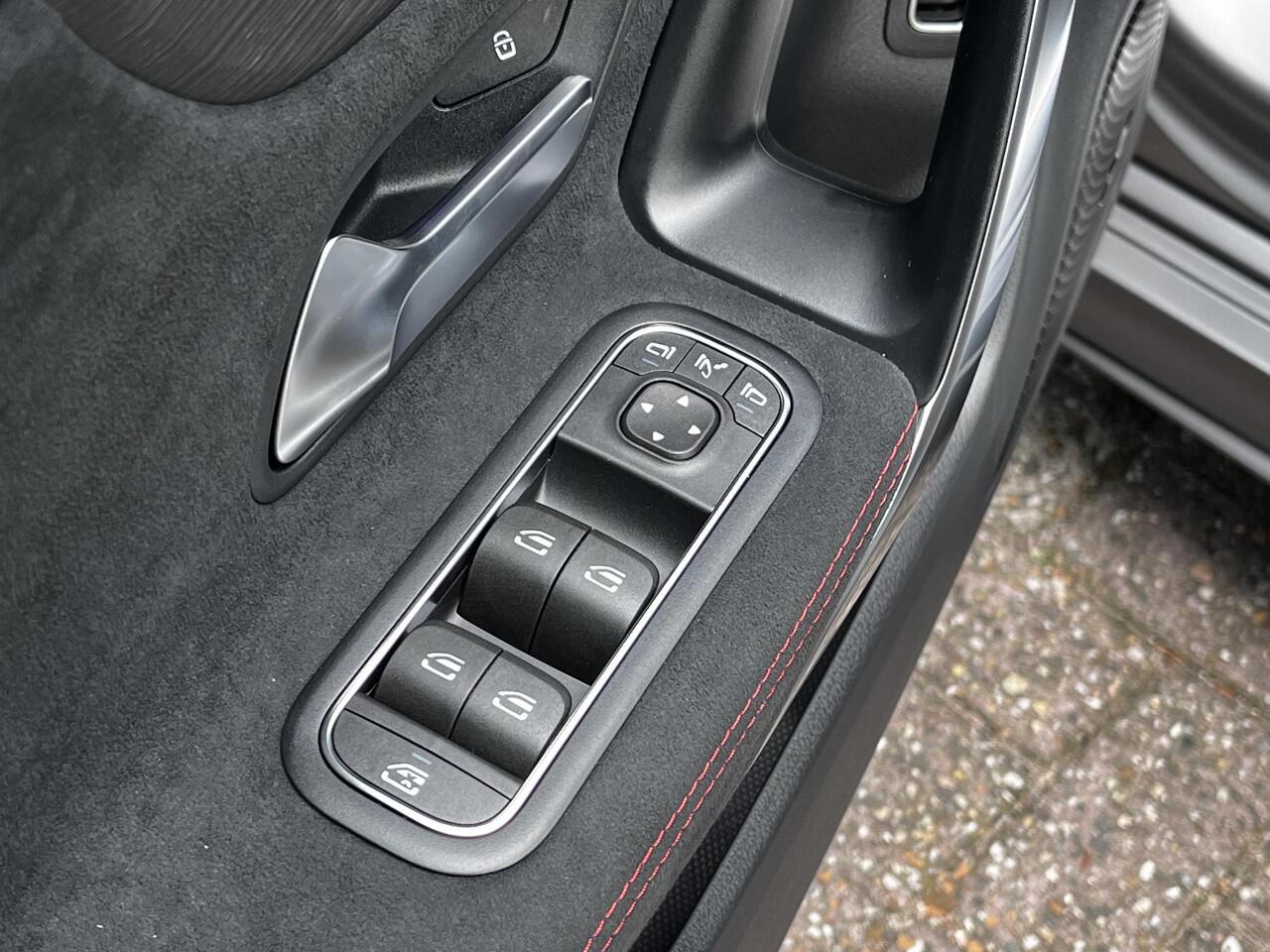 Mercedes-Benz CLA-KLASSE 180 AMG Line| Matgrijs | Panoramadak | BURMESTER | | Night Pakket | Burmester | Dodehoekassistent | Apple CarPlay |