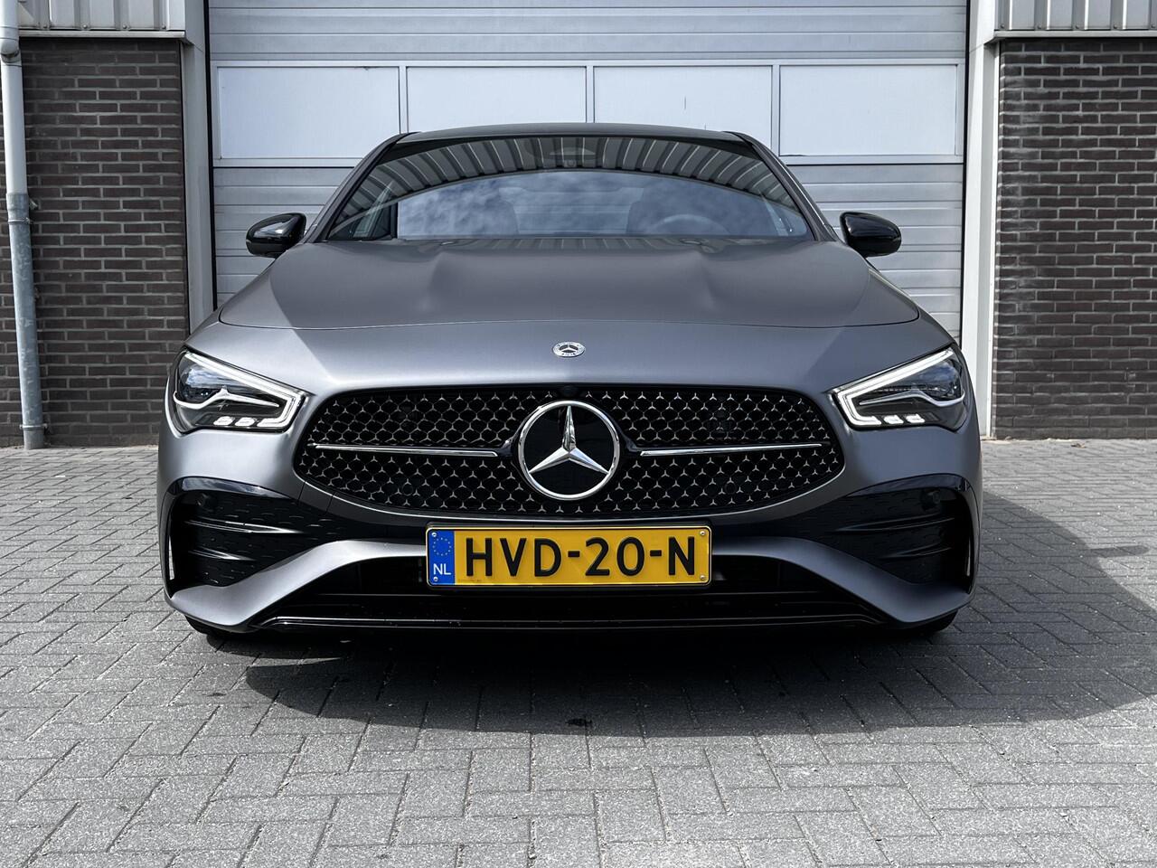 Mercedes-Benz CLA-KLASSE 180 AMG Line| Matgrijs | Panoramadak | BURMESTER | | Night Pakket | Burmester | Dodehoekassistent | Apple CarPlay |