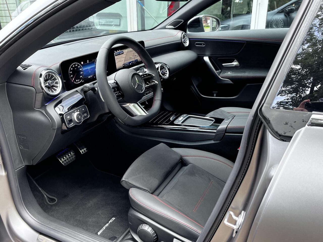 Mercedes-Benz CLA-KLASSE 180 AMG Line| Matgrijs | Panoramadak | BURMESTER | | Night Pakket | Burmester | Dodehoekassistent | Apple CarPlay |