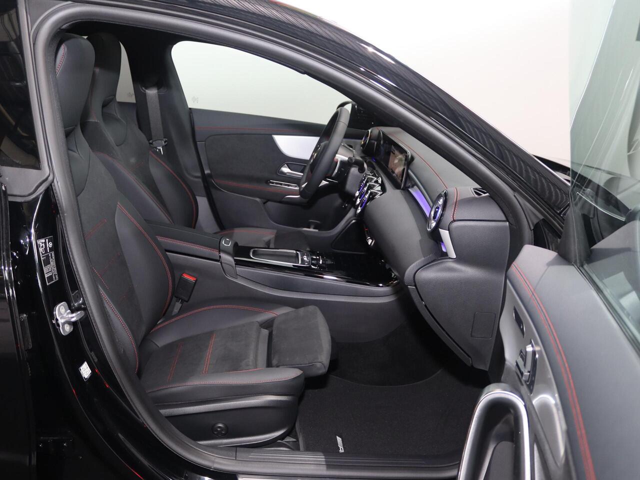 Mercedes-Benz CLA-KLASSE Shooting Brake 180 Business Solution AMG | Panoramaschuifdak | Head-up display | Trekhaak | 360° camera | Dodehoekassistent | MULTIBEAM LED koplampen |