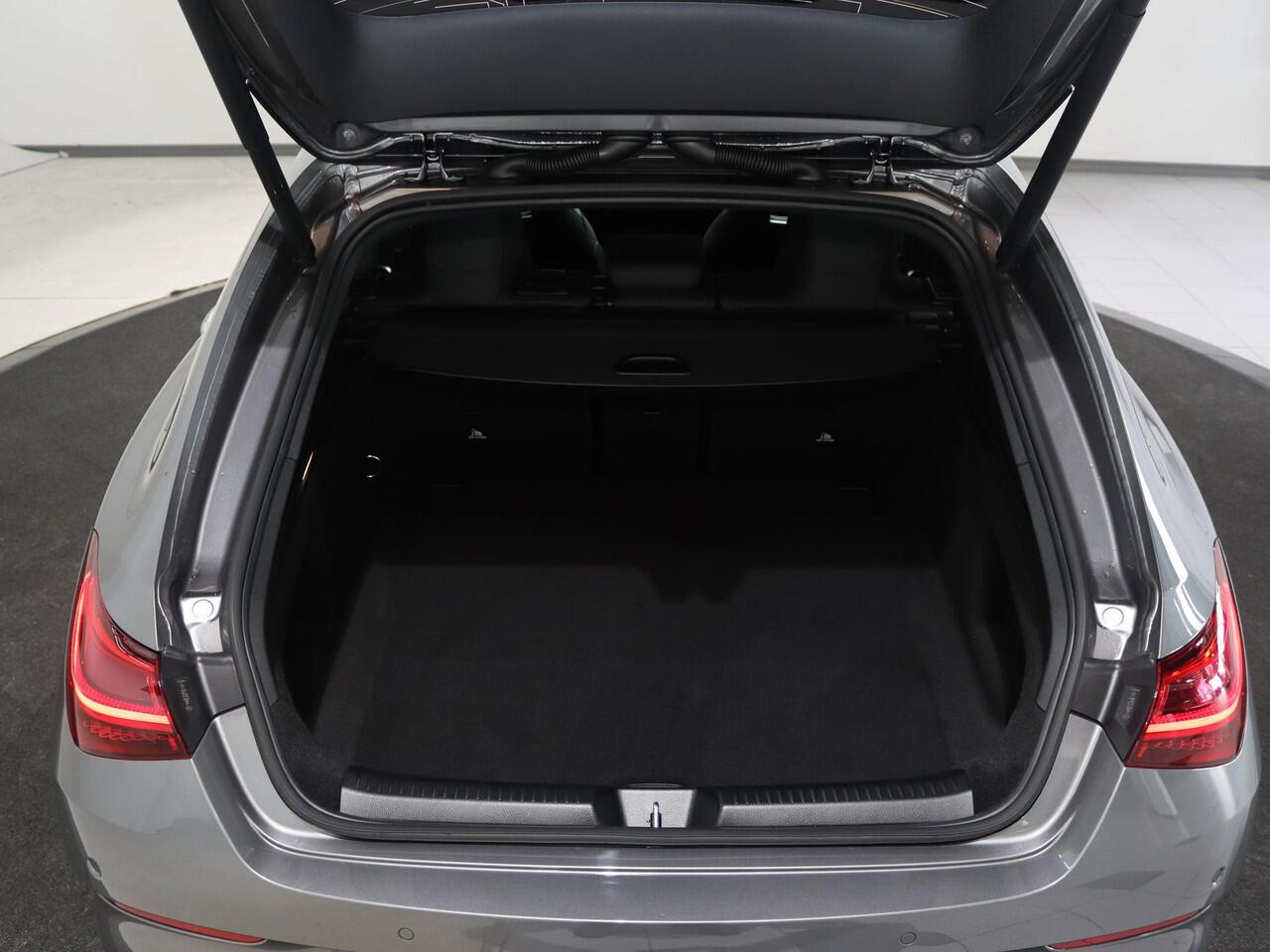 Mercedes-Benz CLA-KLASSE 180 Shooting Brake Business Solution AMG | Panorama-schuifdak | Trekhaak | Dode hoek | 360°-camera| Stoelverwarming