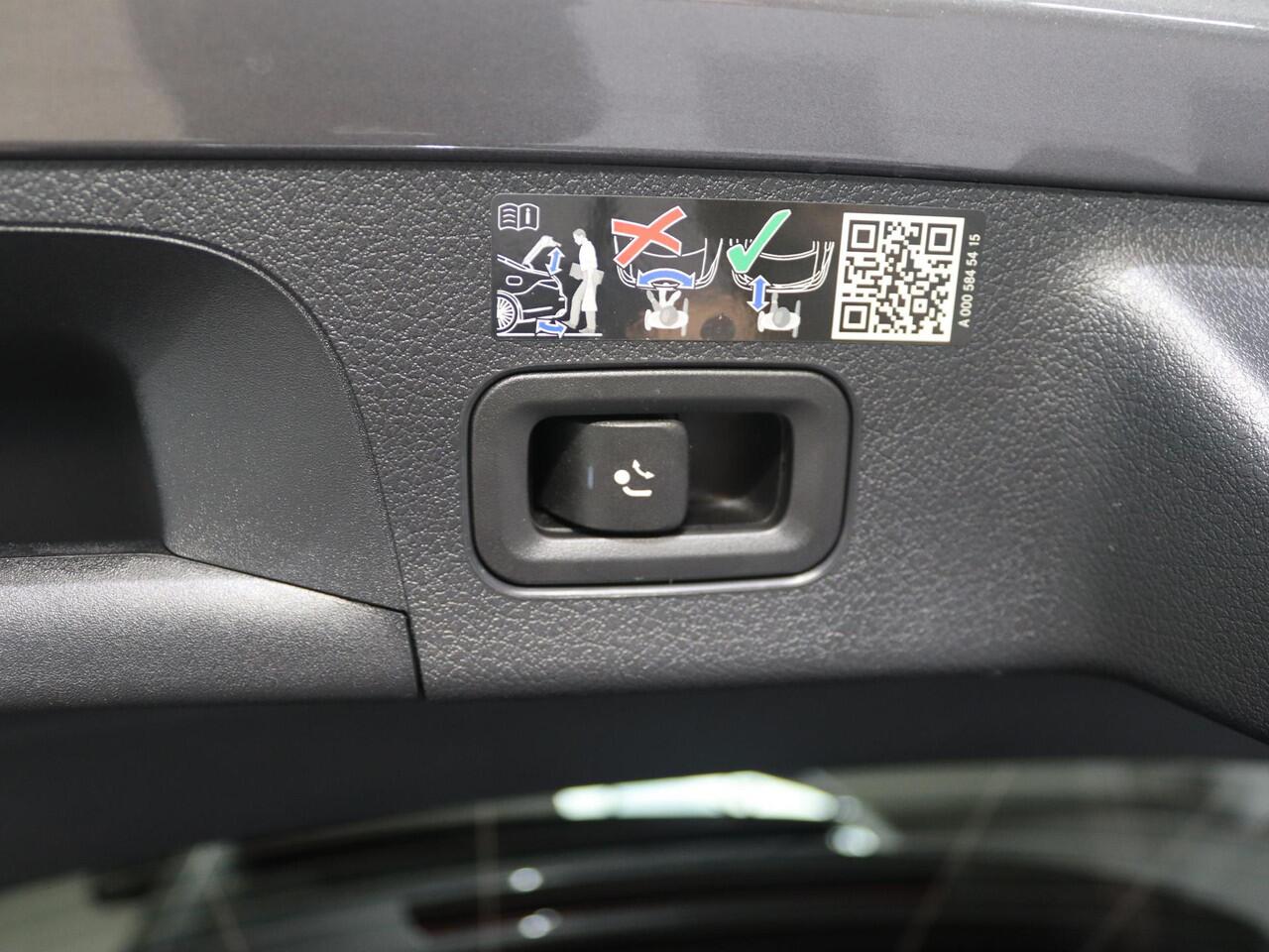 Mercedes-Benz CLA-KLASSE 180 Shooting Brake Business Solution AMG | Panorama-schuifdak | Trekhaak | Dode hoek | 360°-camera| Stoelverwarming