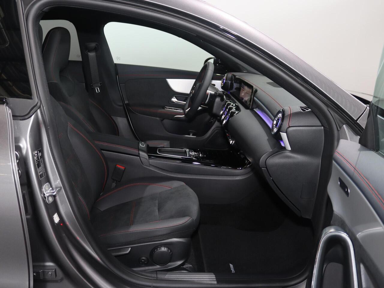 Mercedes-Benz CLA-KLASSE 180 Shooting Brake Business Solution AMG | Panorama-schuifdak | Trekhaak | Dode hoek | 360°-camera| Stoelverwarming