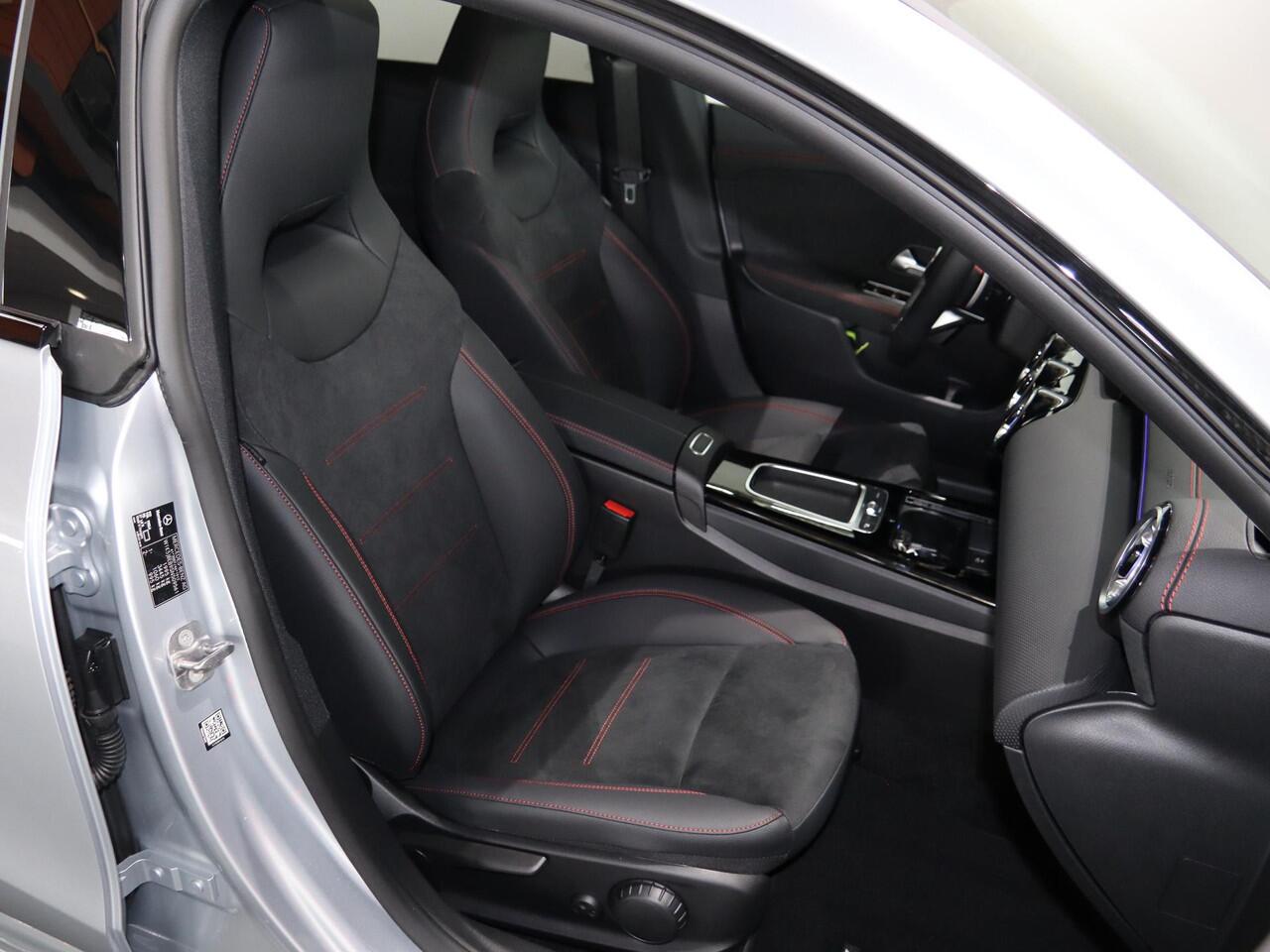 Mercedes-Benz CLA-KLASSE 180 AMG Line | Panoramaschuifdak | Night | Achteruitrijcamera | MBUX