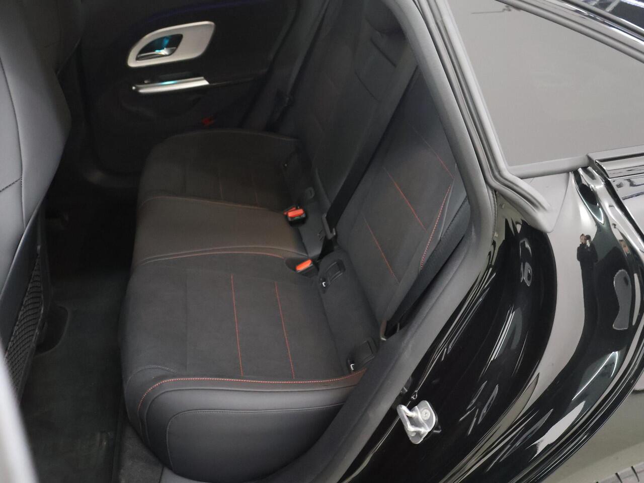 Mercedes-Benz CLA-KLASSE 250+ Launch Edition 85 kWh | AMG | Night | Panoramadak | Memory | 19" lichtmetalen velgen |