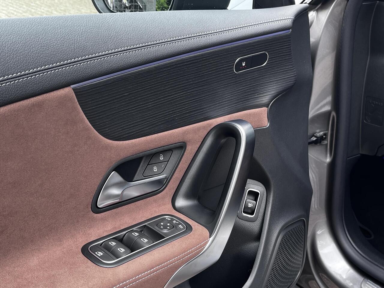 Mercedes-Benz CLA-KLASSE 180 Star Edition AMG | Night Pakket | Panoramadak | Bruin Interieur | Dodehoekassistent | Apple CarPlay | Android Auto | Sfeerverlichting | Stoelverwarming | Parkeersensoren | Achteruitrijcamera | Elektrisch Inklapbare Buitenspiegels