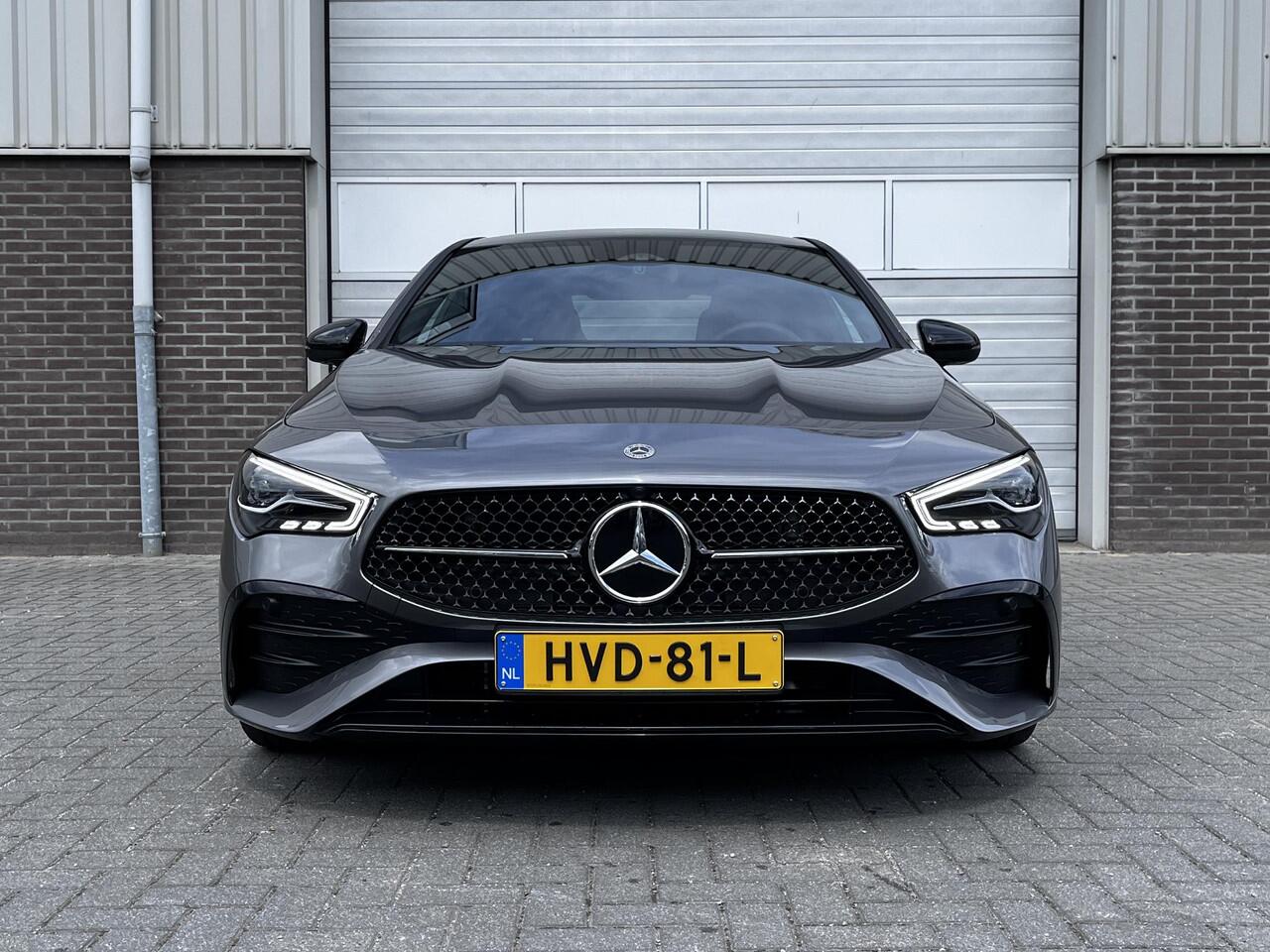 Mercedes-Benz CLA-KLASSE 180 Star Edition AMG | Night Pakket | Panoramadak | Bruin Interieur | Dodehoekassistent | Apple CarPlay | Android Auto | Sfeerverlichting | Stoelverwarming | Parkeersensoren | Achteruitrijcamera | Elektrisch Inklapbare Buitenspiegels