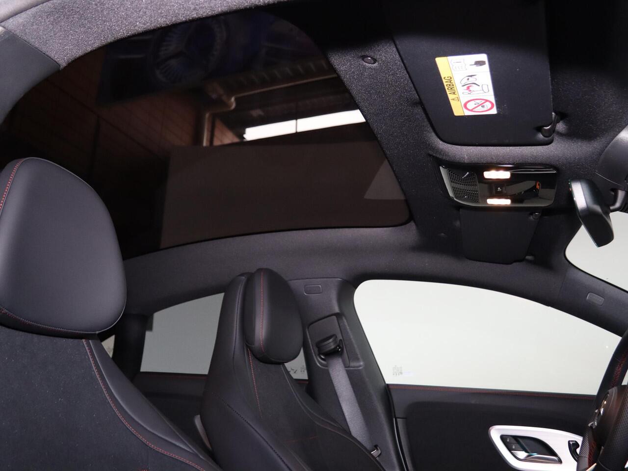 Mercedes-Benz CLA-KLASSE 250+ Launch Edition 85 kWh | Night | Panoramadak | DISTRONIC | Achteruitrijcamera | Dodehoekassistent |