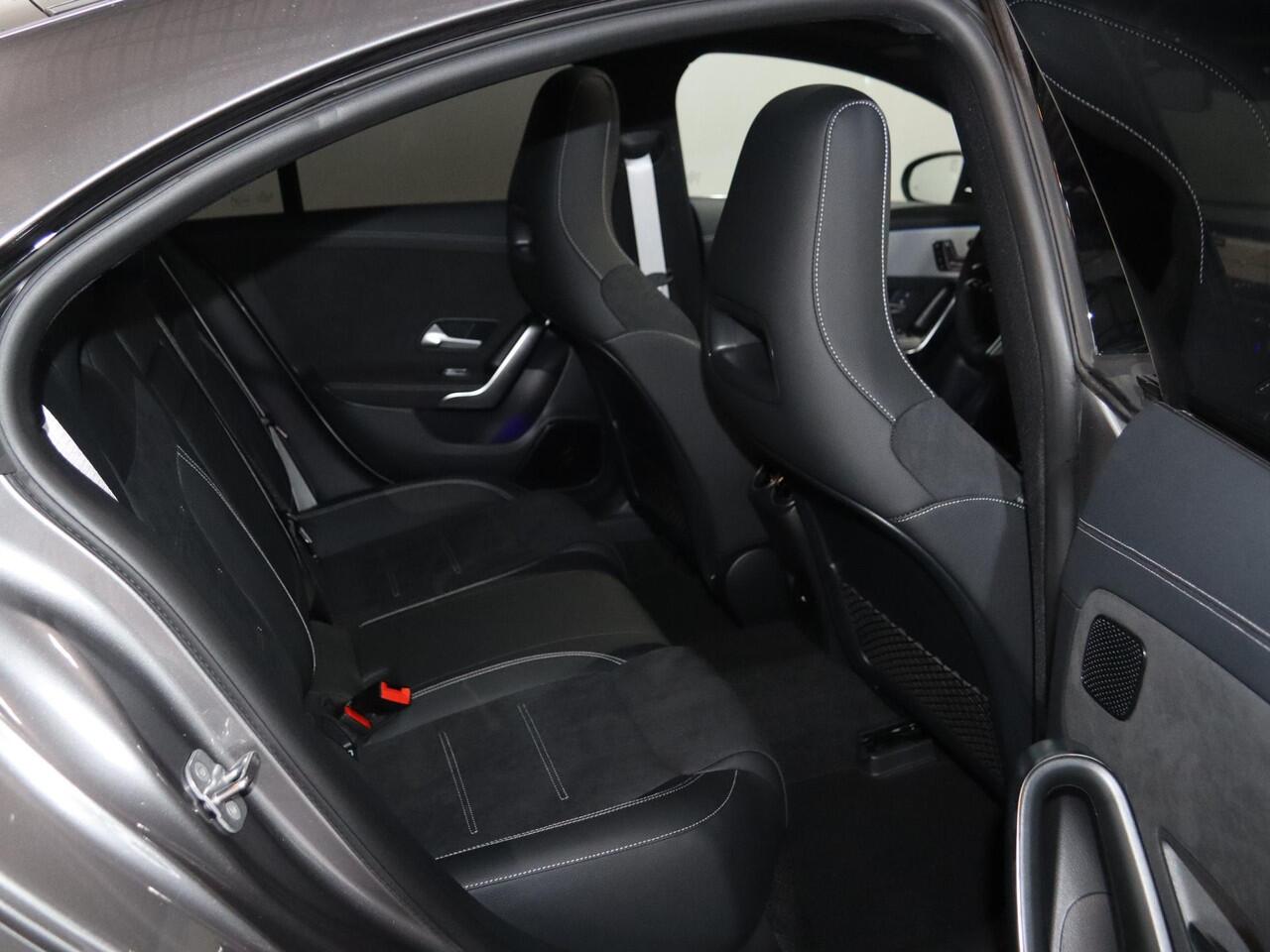 Mercedes-Benz CLA-KLASSE 180 Business Solution AMG | Night | Panoramaschuifdak | AMG Line Plus | Head-up display | 360° camera | Memory stoelen |