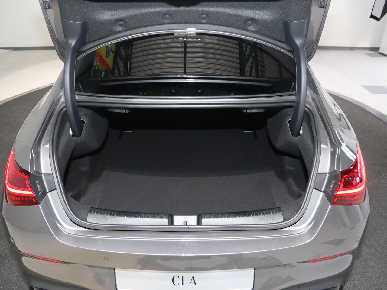 Mercedes-Benz CLA-KLASSE 180 Business Solution AMG | Night | Panoramaschuifdak | AMG Line Plus | Head-up display | 360° camera | Memory stoelen |