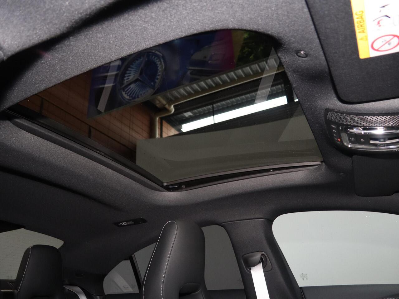 Mercedes-Benz CLA-KLASSE 180 Business Solution AMG | Night | Panoramaschuifdak | AMG Line Plus | Head-up display | 360° camera | Memory stoelen |