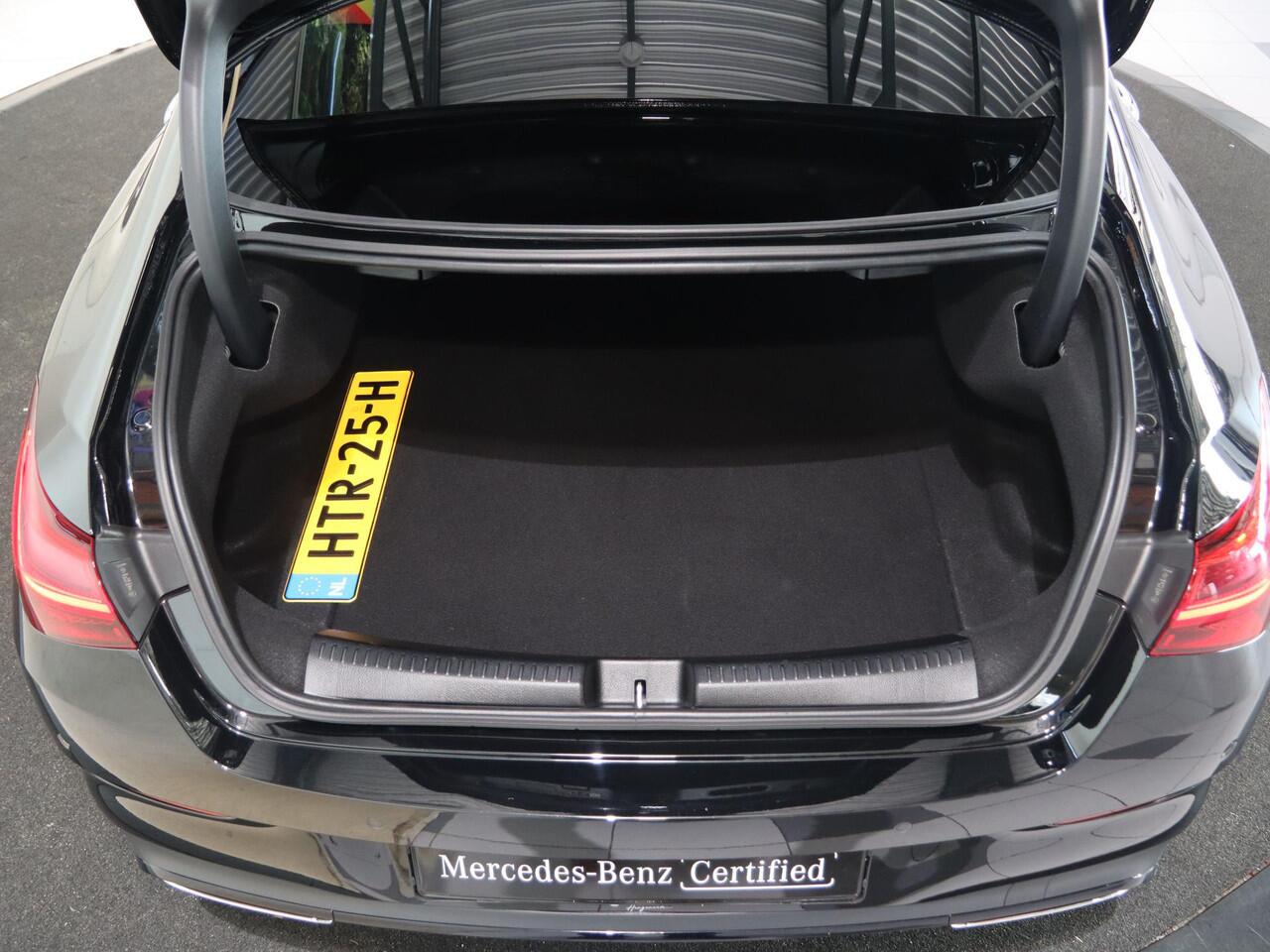 Mercedes-Benz CLA-KLASSE 180 Star Edition AMG Line | Panoramadak | Night | Distronic | Night | Dodehoekassistent |