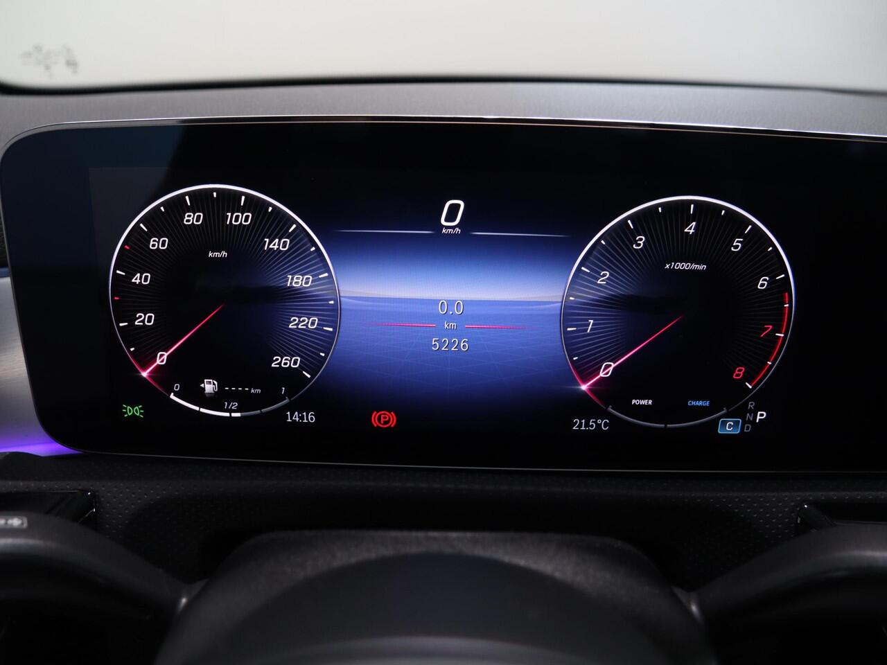 Mercedes-Benz CLA-KLASSE 180 Star Edition AMG Line | Panoramadak | Night | Distronic | Night | Dodehoekassistent |