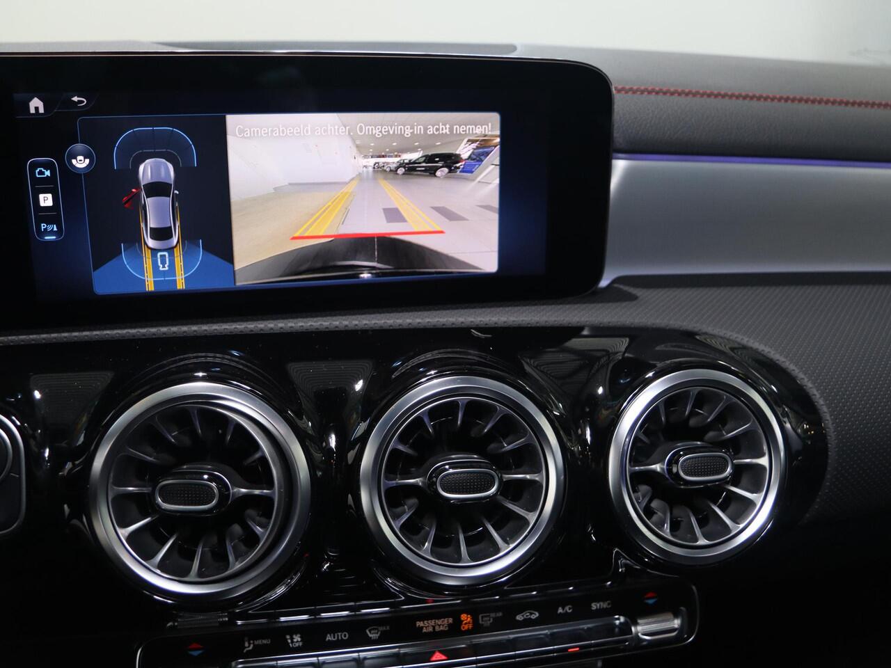 Mercedes-Benz CLA-KLASSE 180 Star Edition AMG Line | Panoramadak | Night | Distronic | Night | Dodehoekassistent |