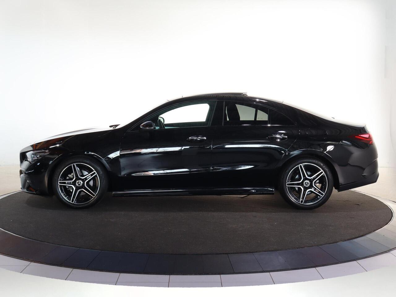 Mercedes-Benz CLA-KLASSE 180 Star Edition AMG Line | Panoramadak | Night | Distronic | Night | Dodehoekassistent |