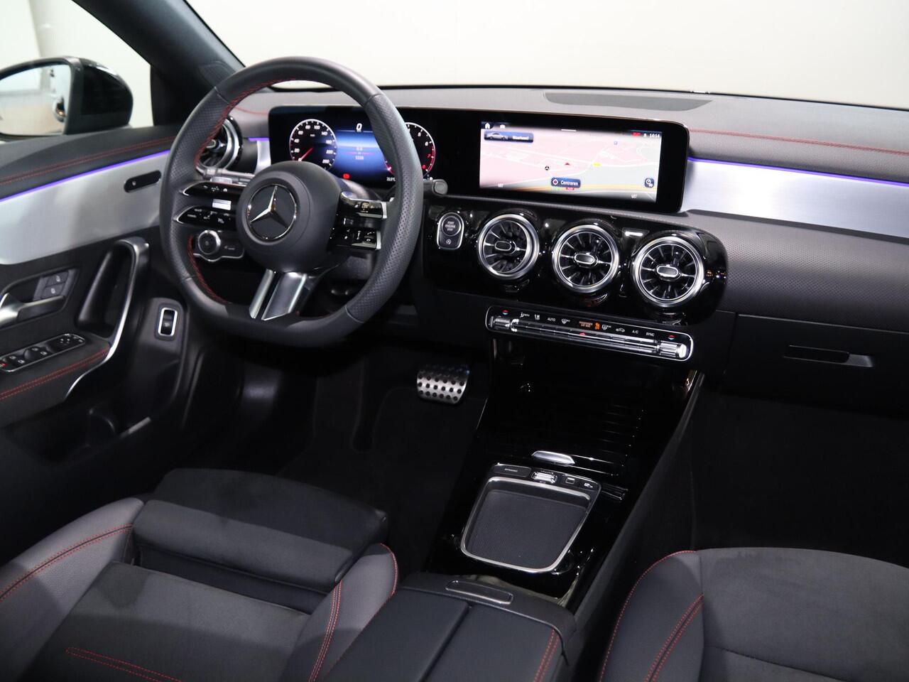 Mercedes-Benz CLA-KLASSE 180 Star Edition AMG Line | Panoramadak | Night | Distronic | Night | Dodehoekassistent |