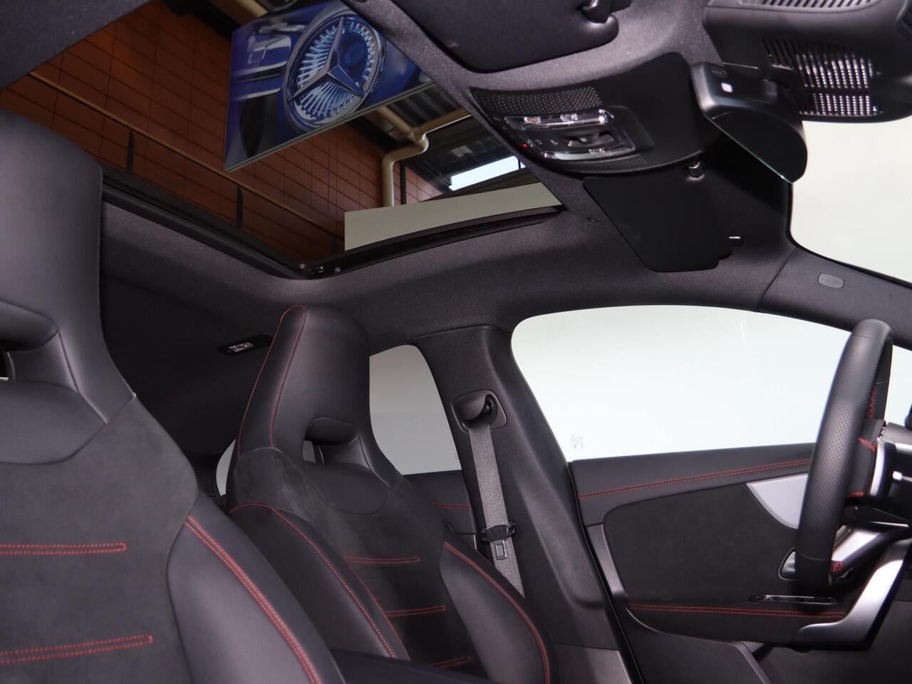 Mercedes-Benz CLA-KLASSE 180 Star Edition AMG Line | Panoramadak | Night | Distronic | Night | Dodehoekassistent |