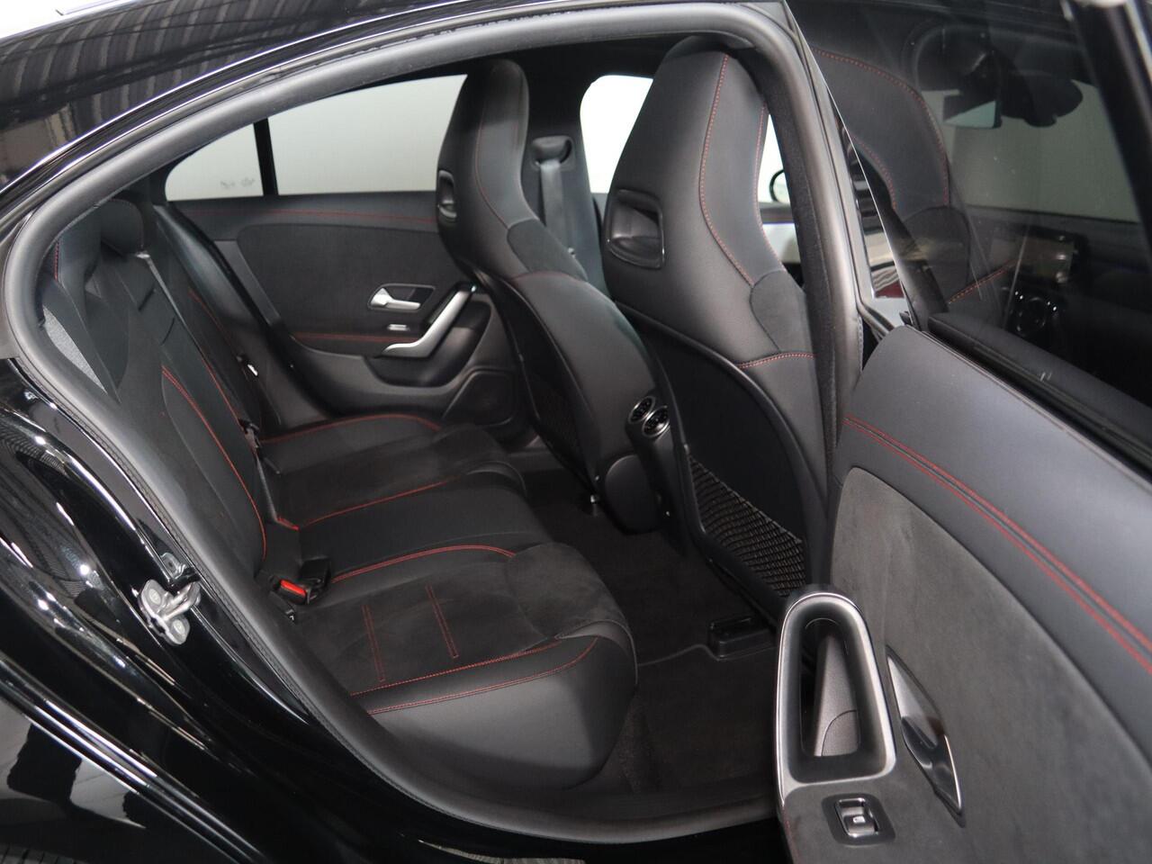 Mercedes-Benz CLA-KLASSE 180 Star Edition AMG Line | Panoramadak | Night | Distronic | Night | Dodehoekassistent |