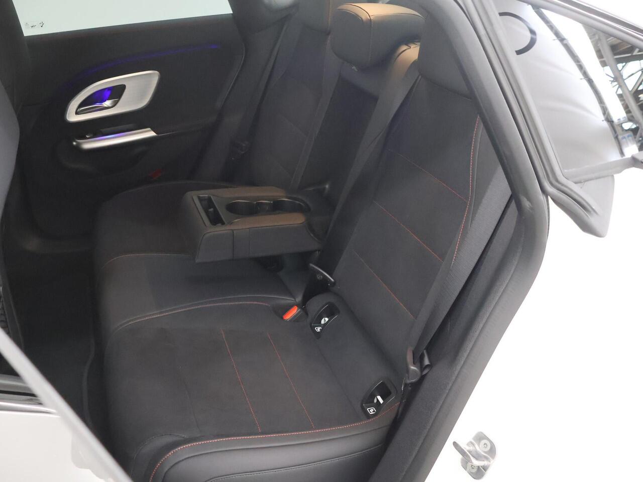 Mercedes-Benz CLA-KLASSE 250+ Launch Edition 85 kWh | Night | Panoramadak | Stoelverwarming | DISTRONIC | Achteruitrijcamera | Dodehoekassistent |