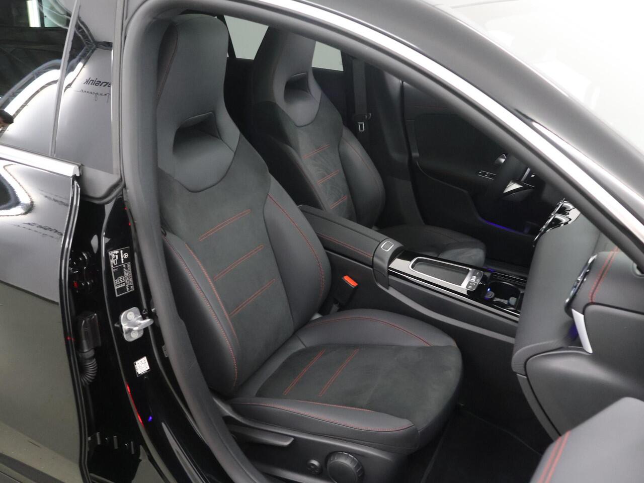 Mercedes-Benz CLA-KLASSE 180 Business Solution AMG | Panoramadak | Burmester | Rijassistentiepakket | Trekhaak | 360 camera | Sfeerverlichting | Stoel/stuurverwarming |