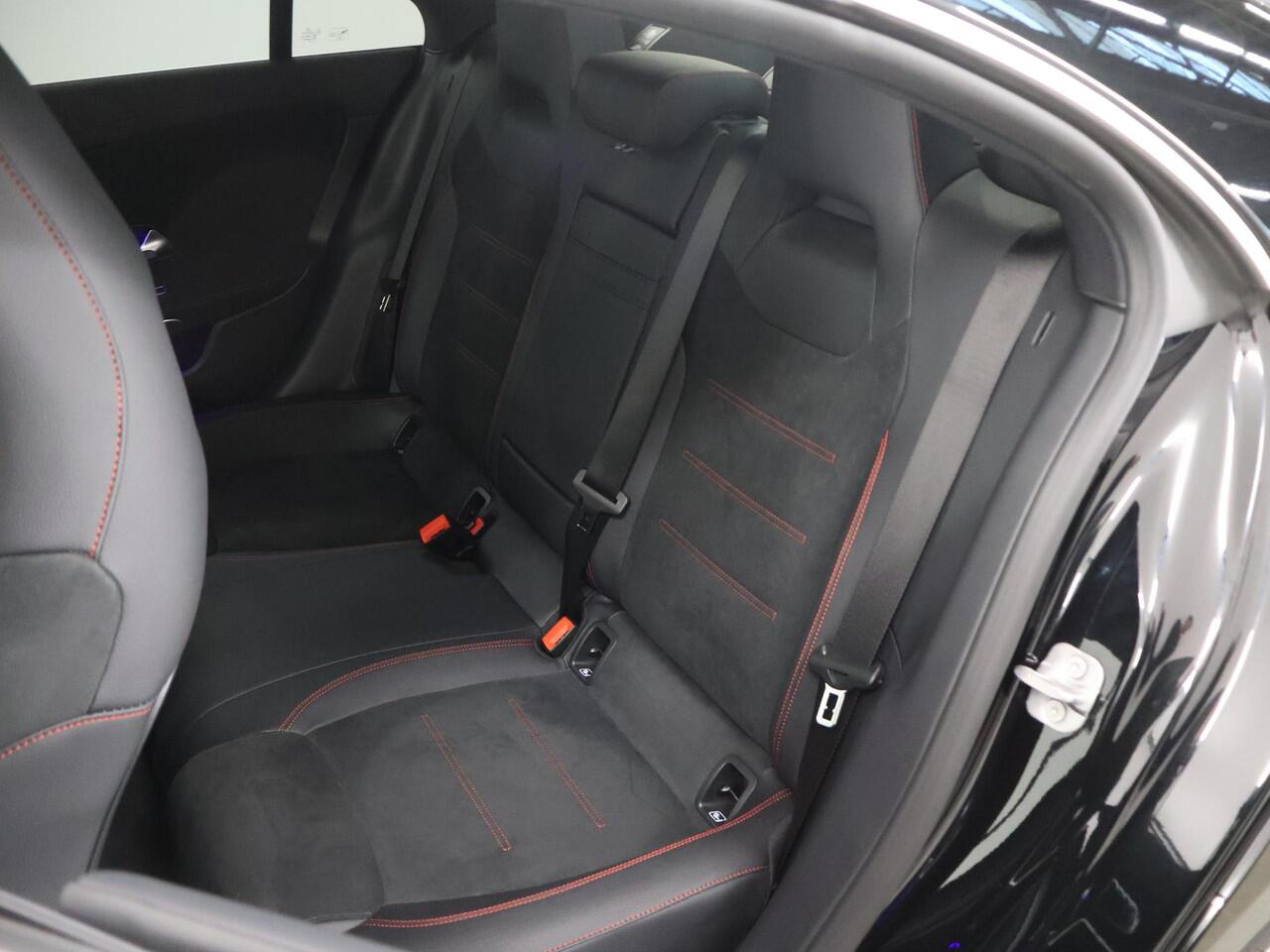 Mercedes-Benz CLA-KLASSE 180 Business Solution AMG | Panoramadak | Burmester | Rijassistentiepakket | Trekhaak | 360 camera | Sfeerverlichting | Stoel/stuurverwarming |