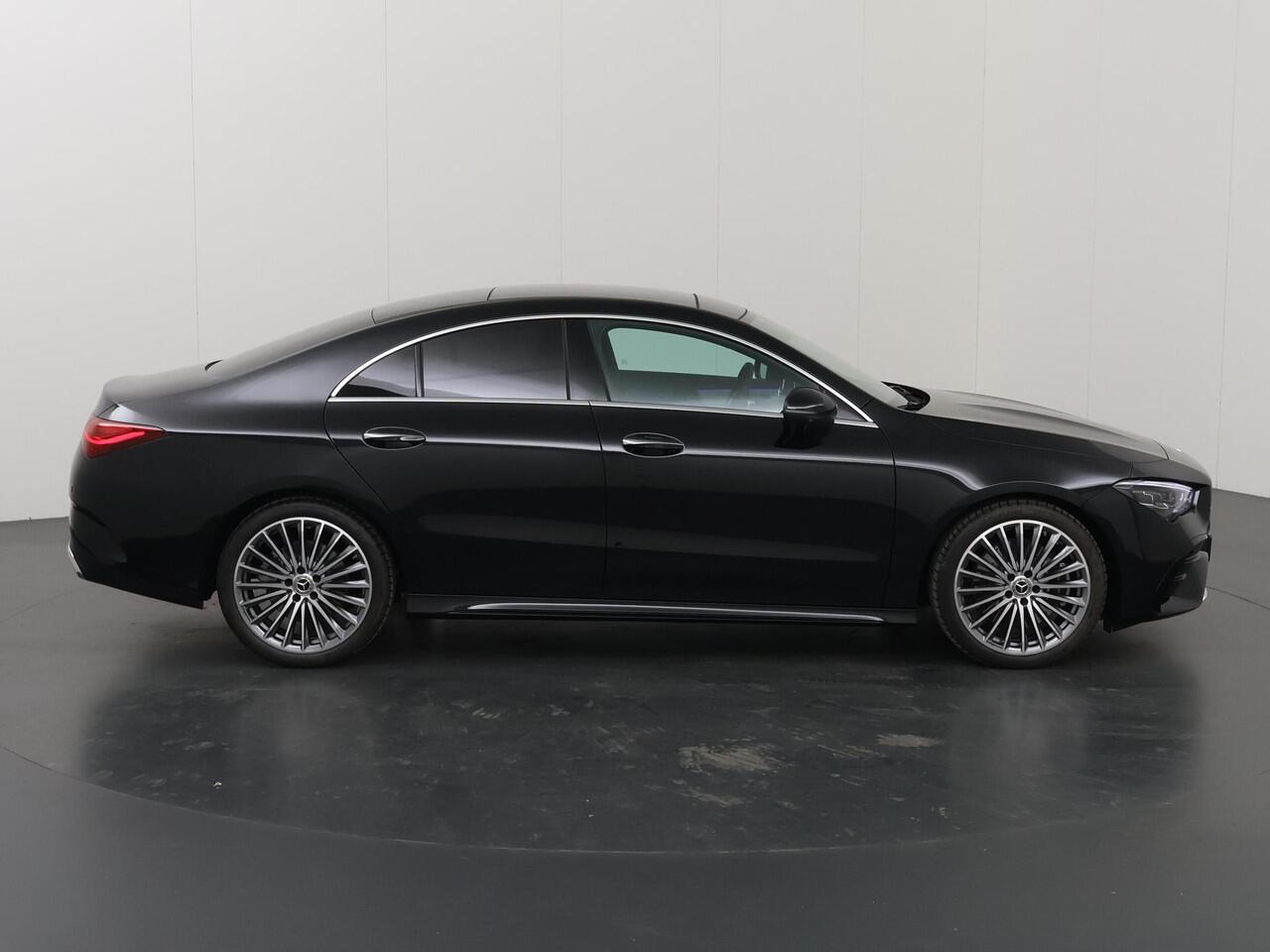 Mercedes-Benz CLA-KLASSE 180 Business Solution AMG | Panoramadak | Burmester | Rijassistentiepakket | Trekhaak | 360 camera | Sfeerverlichting | Stoel/stuurverwarming |