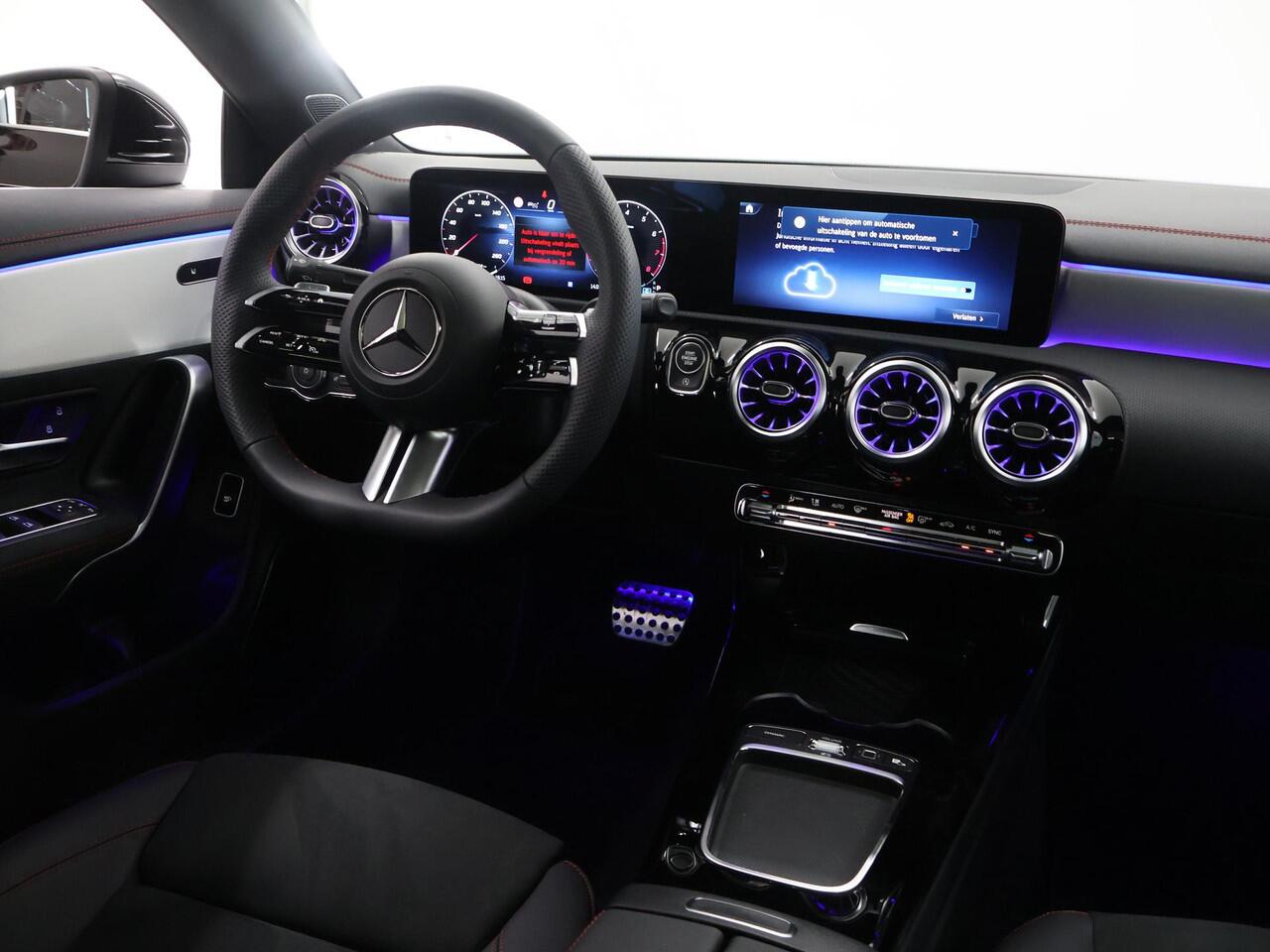 Mercedes-Benz CLA-KLASSE 180 Business Solution AMG | Panoramadak | Burmester | Rijassistentiepakket | Trekhaak | 360 camera | Sfeerverlichting | Stoel/stuurverwarming |