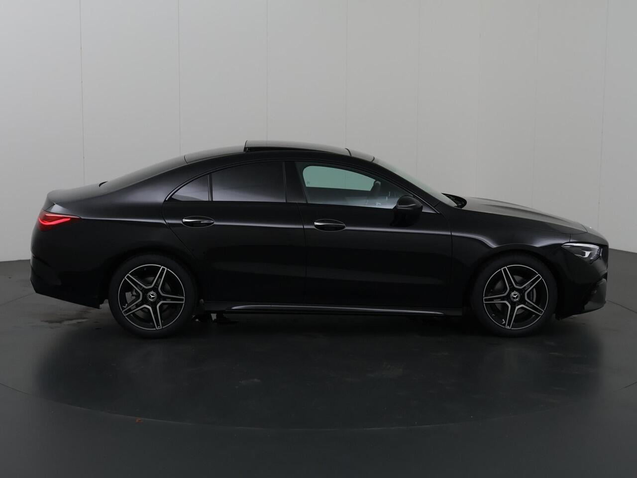 Mercedes-Benz CLA-KLASSE 180 Star Edition AMG NIGHT | Panoramadak | Sfeerverlichting | Achteruitrijcamera | Stoelverwarming | Night Pakket |