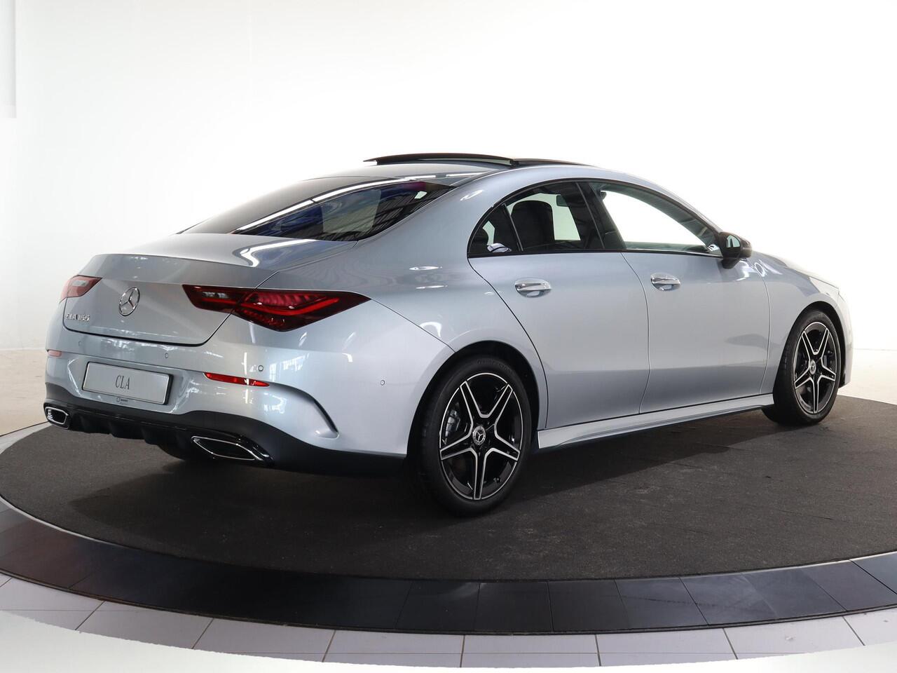 Mercedes-Benz CLA-KLASSE 180 AMG Line | Panoramaschuifdak | Night | Achteruitrijcamera | MBUX