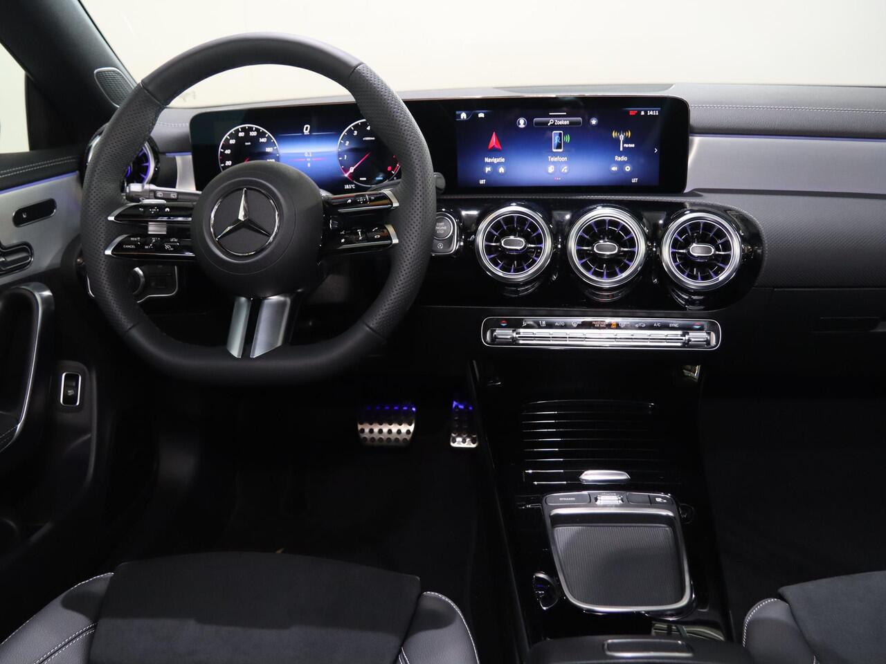 Mercedes-Benz CLA-KLASSE Shooting Brake 180 Business Solution AMG | AMG Line Plus | Nightpakket | Head-up display | 360° camera | Dodehoekassistent | 19 inch AMG Velgen |