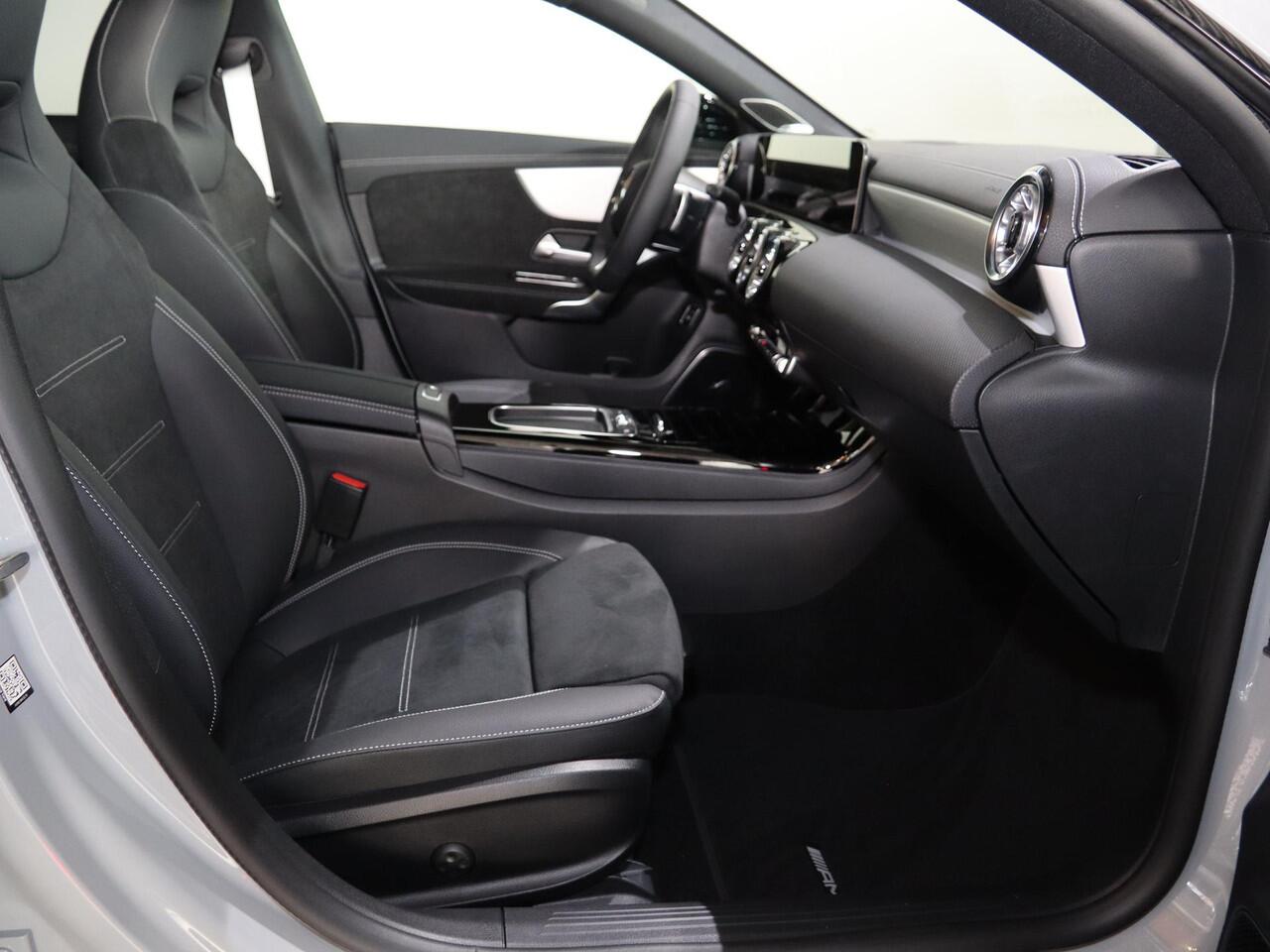 Mercedes-Benz CLA-KLASSE Shooting Brake 180 Business Solution AMG | AMG Line Plus | Nightpakket | Head-up display | 360° camera | Dodehoekassistent | 19 inch AMG Velgen |