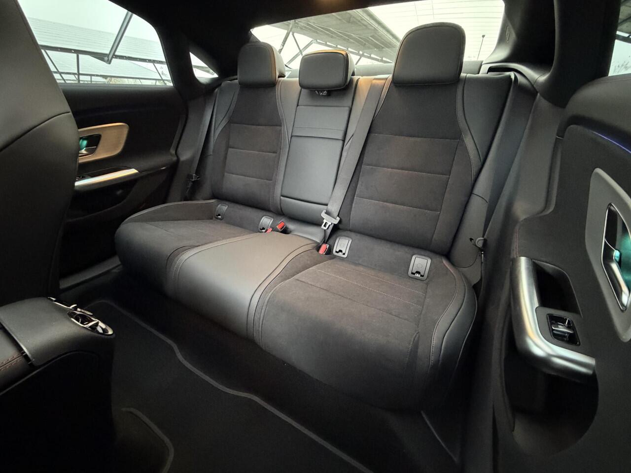 Mercedes-Benz CLA-KLASSE 250+ Launch Edition 85 kWh | Night | Panoramadak | Stoelverwarming | DISTRONIC | Achteruitrijcamera | Dodehoekassistent | Trekhaak |