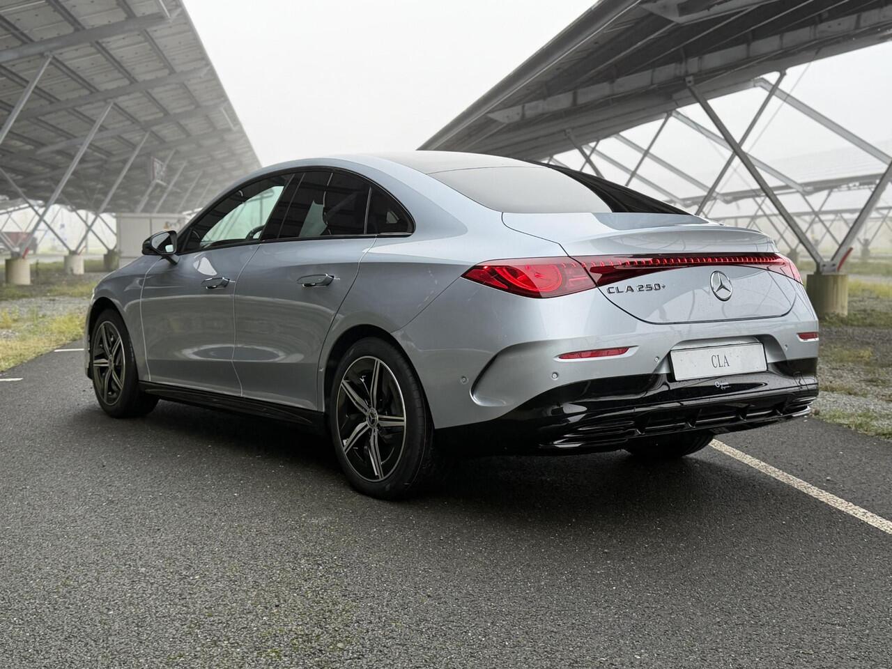 Mercedes-Benz CLA-KLASSE 250+ Launch Edition 85 kWh | Night | Panoramadak | Stoelverwarming | DISTRONIC | Achteruitrijcamera | Dodehoekassistent | Trekhaak |