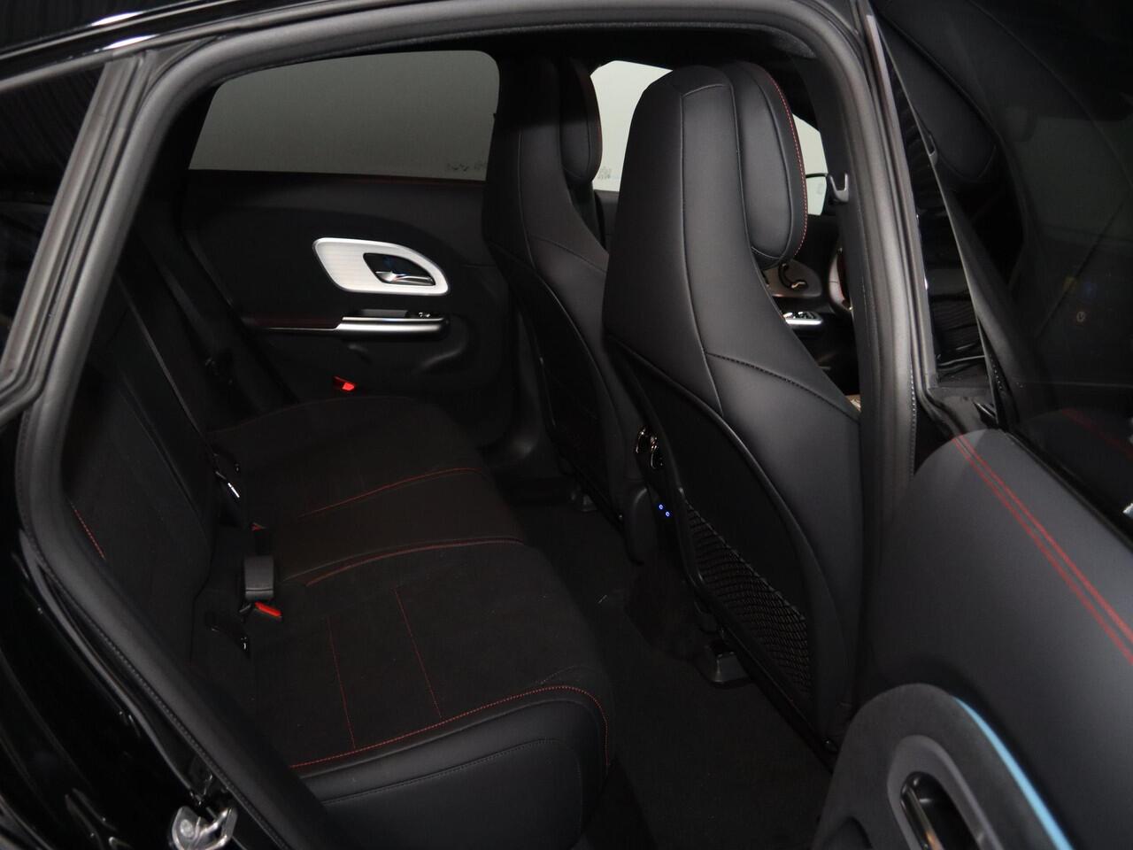 Mercedes-Benz CLA-KLASSE 250+ Launch Edition 85 kWh | Night | Panoramadak | Stoelverwarming | DISTRONIC | Achteruitrijcamera | Dodehoekassistent |